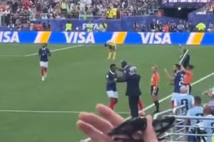 Fancam ghi cảnh huấn luyện viên Deschamps cúi chào khi Mbappe rời sân