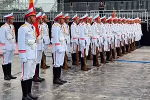Khối tiêu binh tập dượt trên sân khấu chính của Tổ quốc trong tim 2