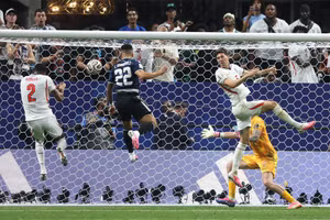 Fancam ghi lại pha ghi bàn quyết định của Argentina vào lưới Anh