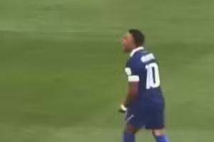 Mbappé bị thủ môn Paraguay ném bóng vào người sau khi trận đấu kết thúc