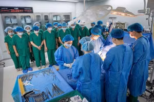 Mới đây, Bệnh viện Đa khoa Xanh Pôn thực hiện thành công ca lấy - ghép đa tạng từ một người hiến chết não, "hồi sinh" sự sống và mang lại hy vọng cho 7 bệnh nhân khác nhau. Ảnh: BVXP