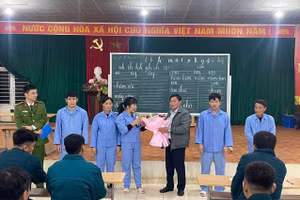 Học viên lớp học xóa mù tại Cơ sở cai nghiện ma túy số 2 tỉnh Thanh Hóa tặng hoa giáo viên giáo sau khi kết thúc lớp học. Ảnh: Công an Thanh Hóa