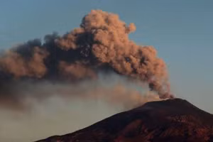 Cột tro bụi phun lên từ miệng núi lửa Etna ở Sicily, Italy. (Ảnh: THX/TTXVN)
