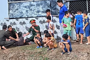 Cán bộ Công an phường Vĩnh Trạch (tỉnh Cà Mau) hướng dẫn kỹ năng sơ cứu khi bị đuối nước cho trẻ em địa phương tham gia lớp học về kỹ năng. 