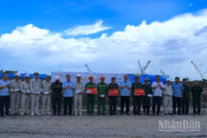 Lãnh đạo Tỉnh ủy và Ủy ban nhân dân tỉnh Cà Mau tặng quà động viên lực lượng thi công tại chuyến kiểm tra.
