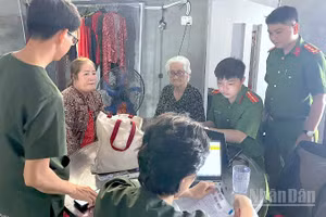 Cán bộ Phòng Cảnh sát quản lý hành chính về trật tự xã hội Công an tỉnh Cà Mau đến tận nhà thu thập thông tin thân nhân liệt sĩ.