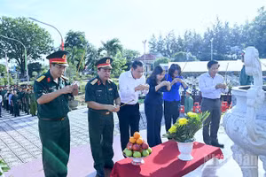 Ban Chỉ đạo 515 Cà Mau thắp hương tại Nghĩa trang Liệt sĩ xã Trần Văn Thời trước khi thực hiện các bước xác định danh tính các liệt sĩ còn thiếu thông tin.