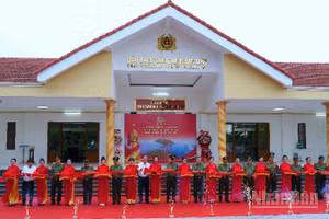 Lãnh đạo tỉnh Cà Mau và Bộ Công an thực hiện nghi thức khánh thành công trình nâng cấp Khu di tích lịch sử Hòn Đá Bạc.