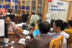 Cán bộ Trung tâm Phục vụ hành chính công phường Phan Thiết giải quyết thủ tục hành chính cho người dân.