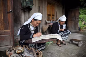 Phụ nữ Dao Tiền phải dành rất nhiều thời gian và sự nhẫn nại để hoàn thành một bộ trang phục truyền thống. Ảnh: Anh Quân