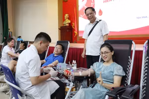 Các chương trình hiến máu tình nguyện nhận được sự quan tâm, hưởng ứng của đông đảo người dân. Ảnh: VƯƠNG TUẤN
