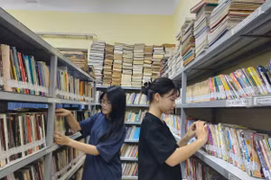 Học sinh Bình Vọng, xã Thường Tín (Hà Nội) tích cực khai thác “bồ tri thức” của làng. Ảnh: VĂN HỌC