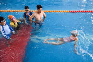 Nhằm tạo sân chơi bổ ích, lành mạnh và góp phần nâng cao kỹ năng phòng, chống đuối nước cho trẻ em, các lớp dạy bơi hè tại Hà Nội được tổ chức với nhiều nội dung thiết thực, thu hút đông đảo học sinh tham gia.