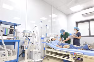Các bác sĩ đang thăm khám bệnh cho người dân tại Bệnh viện Nam Lương Sơn.