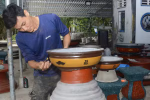 Gia đình anh Lê Hữu Lợi có nhiều thế hệ tham gia sản xuất chậu cây cảnh.