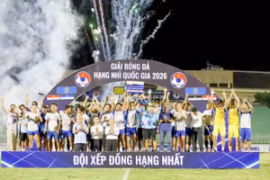 Niềm vui của CLB Huế khi được thăng hạng. Ảnh VFF
