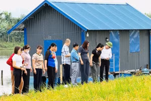 Khách tham quan mô hình “cánh đồng xanh 3 không” của gia đình ông Lưu Văn Vọng.. Ảnh: Thu Thủy