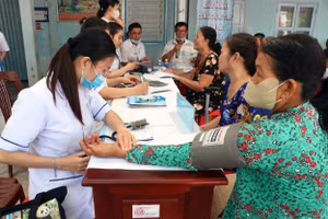 Người dân Thành phố Hồ Chí Minh đi khám sức khỏe định kỳ.