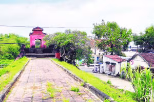 Một đoạn tường thành cổ Diên Khánh
