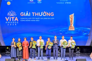 Trao Giải thưởng hạng mục Làng du lịch tốt nhất và làng du lịch cộng đồng hàng đầu.