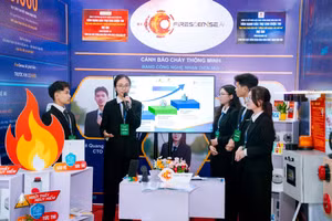 Các thành viên giới thiệu về dự án Firesense AI. Ảnh: THPTCVP