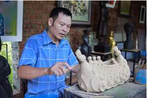 Nhà điêu khắc Triệu Tiến Công vẫn luôn ấp ủ mong muốn khôi phục làng nghề gốm sứ. Ảnh: NVCC