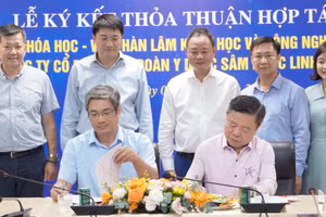 GS, TS Ngô Quốc Anh, Viện trưởng Viện Hóa học và Chủ tịch Tập đoàn Y Dược Sâm Ngọc Linh Việt Nam Võ Kim Cự ký kết văn bản hợp tác.