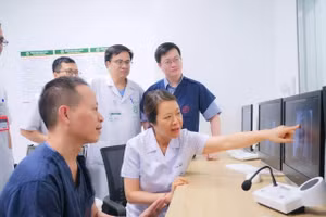 Các bác sĩ BV Bạch Mai cơ sở Ninh Bình cũng tham gia hội chẩn.