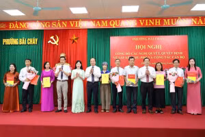 Lãnh đạo phường Bãi Cháy trao quyết định về công tác cán bộ khu phố sau sắp xếp. Ảnh: Huyền Châu