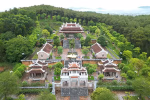 Toàn cảnh đền Chung Sơn. Ảnh: Văn Quảng