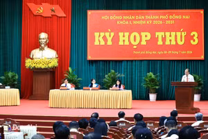 Các đại biểu nghe trình bày Dự thảo nghị quyết trước khi biểu quyết thông qua tại kỳ họp.