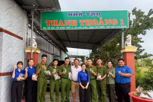 Công an xã Đức Hòa phối hợp Đoàn xã trao tặng móc khóa tuyên truyền cho người dân. Ảnh: Bé Ngân
