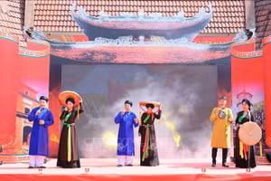 Các liền anh, liền chị trình diễn di sản Dân ca quan họ Bắc Ninh. Ảnh: TTXVN 