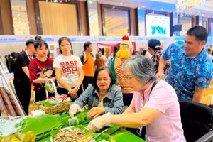 Khách tham quan trải nghiệm làm bánh giò tại gian hàng của anh Đức Vương.