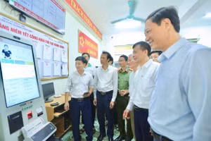 Cán bộ và người dân xã Đồng Tiến cùng trải nghiệm sử dụng Kiosk AI toàn trình.