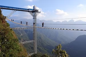 Du khách tham gia hoạt động trải nghiệm tại khu du lịch Rồng Mây.