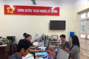 Cán bộ Trung tâm Phục vụ hành chính công xã Cao Lộc giải quyết thủ tục hành chính phục vụ người dân.