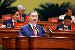 Tổng Bí thư Tô Lâm trình bày Báo cáo của Ban Chấp hành Trung ương Đảng khóa XIII về các văn kiện trình Đại hội XIV của Đảng - Ảnh: TTXVN