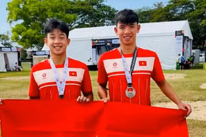 Mai Trần Tuấn Anh và Nguyễn Huy Hoàng giành huy chương tại Giải vô địch bơi mặt nước mở châu Á 2026. Ảnh: Hoài Việt