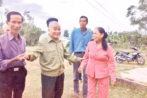Sinh thời, Thiếu tướng, nhà văn Nguyễn Chí Trung rất chăm đi thực tế sáng tác, lắng nghe nhân dân, trò chuyện với những người lao động.