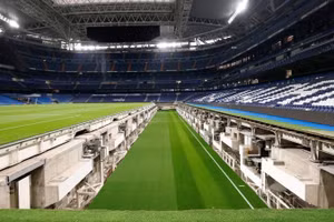 Hệ thống sân cỏ thu gọn khổng lồ bên dưới sàn đấu của sân Bernabeu. Ảnh | RM 
