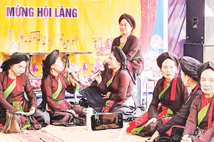 Truyền dạy lối hát dân ca quan họ đến lứa măng non ở Bắc Ninh, ươm mầm niềm đam mê di sản. Ảnh: VĂN HỌC 
