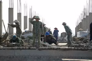 Không khí lao động trên công trường Trường Nội trú liên cấp Thanh Yên, tỉnh Điện Biên.