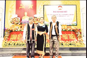 Già làng Puih Chih (người đầu tiên, bên phải). Ảnh: Bùi Lan