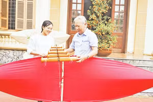 Nghệ nhân Nhân dân Nguyễn Hữu Kiêm chia sẻ về cách làm sáo diều. Ảnh: Văn Học 