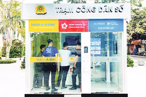 Người dân trải nghiệm dịch vụ tại Trạm công dân số. Ảnh: Hiền Thu