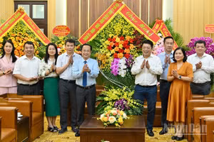 Đồng chí Quế Đình Nguyên, Ủy viên Ban Chấp hành Đảng bộ các cơ quan Đảng Trung ương, Phó Tổng Biên tập tiếp đoàn công tác thành phố Hà Nội do đồng chí Trần Thế Cương, Ủy viên Ban thường vụ thành ủy Hà Nội, Phó Chủ tịch thường trực Hội đồng nhân dân thành phố Hà Nội làm Trưởng đoàn. (Ảnh: THỦY NGUYÊN)