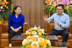 Đồng chí Lê Quốc Minh, Ủy viên Trung ương Đảng, Tổng Biên tập Báo Nhân Dân, Phó Trưởng ban Tuyên giáo và Dân vận Trung ương, Chủ tịch Hội Nhà báo Việt Nam tiếp đoàn công tác Văn phòng Trung ương Đảng do đồng chí Nguyễn Thị Thu Hà, Ủy viên Trung ương Đảng, Phó Chánh Văn phòng Thường trực Văn phòng Trung ương Đảng kiêm Bí thư Đảng ủy cơ quan làm Trưởng đoàn.