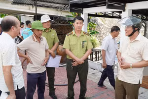 Lực lượng chức năng, Ủy ban nhân dân xã Tiểu Cần, tỉnh Vĩnh Long phối hợp xác minh thông tin cá sấu lớn nổi trên sông Tiểu Cần.
