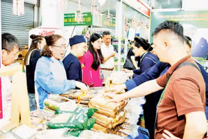 Nông sản Cao Bằng được giới thiệu tại hội chợ du lịch. Ảnh: Hải Nam 